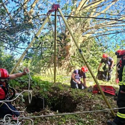 Bombeiros de Espinho salvam idoso caído num poço