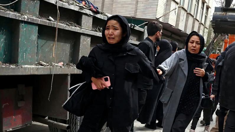 Pessoas em torno de um edifício residencial atingido em ataque no sul de Teerão