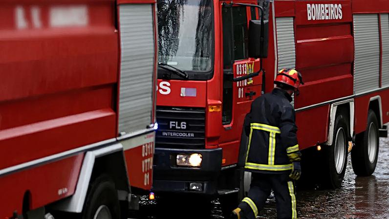 Foram mobilizados 28 operacionais e dez viaturas para combater o incêndio