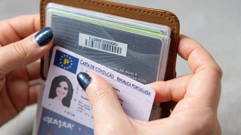Estão em causa cerca de seis mil revalidações de licenças de condução