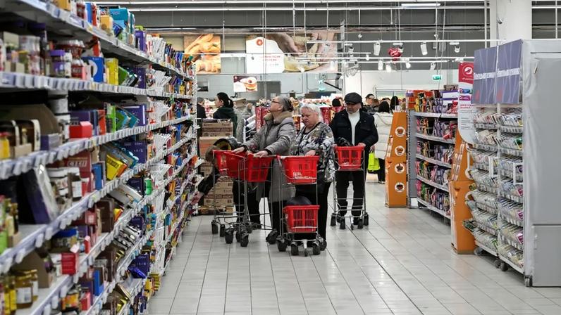 O custo de vida está a alterar comportamentos e a levar mais famílias a considerar alternativas ao carro movido a combustível fóssil