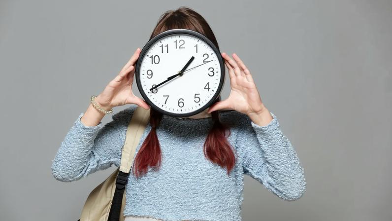 Imagem de contexto do artigo "Deitar todos os dias quinze minutos mais cedo ajuda" a lidar com a mudança da hora