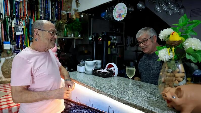 Manuel Silva e Manuel Santos, no café Flor da Alfândega, em Miragaia