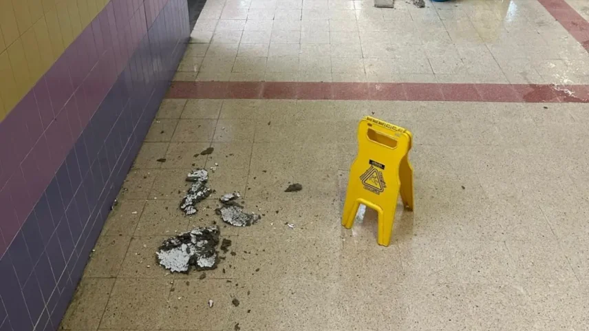 Pedaços de teto caem do teto, segundo os pais