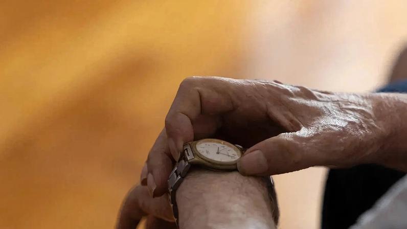 Na madrugada de domingo, à 1 hora, os relógios adiantam para as 2 horas