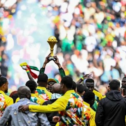 Senegal mostra troféu retirado da CAN2025 em encontro privado com o Peru