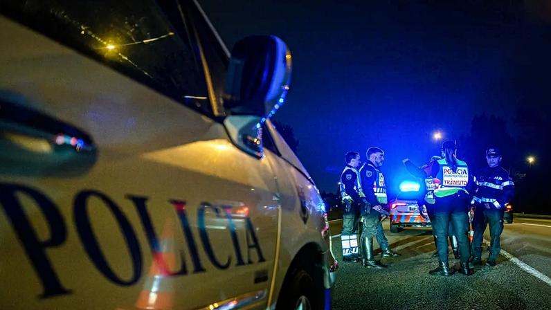 Policia deteve dois jovens, que estavam a a furtar combustível