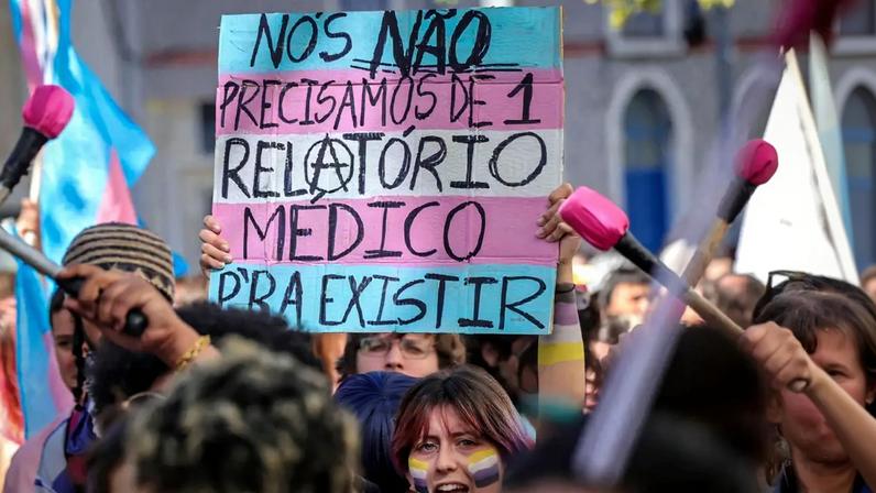 O protesto acontece uma semana depois de PSD, Chega e CDS-PP terem aprovado três projetos de lei na Assembleia da República que implementam a obrigatoriedade de validação médica para a mudança de nome e género no registo civil