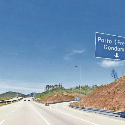 Condutor cai de moto a 200 km/h na A41 e fica abandonado