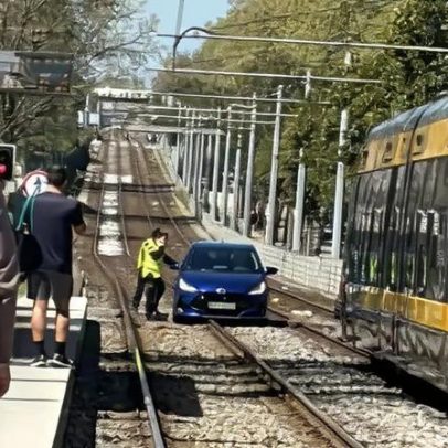 Condutor desorientado invade a linha do metro do Porto e percorre dois quilómetros