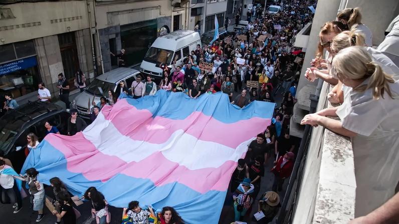 Comunidade trans saiu à rua, no Porto, a 29 de março pelas "várias Gisbertas" escondidas e silenciadas (Foto: André Rolo)
