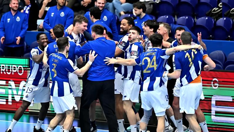 Dragões festejam golo da vitória com o herói Gunnarsson