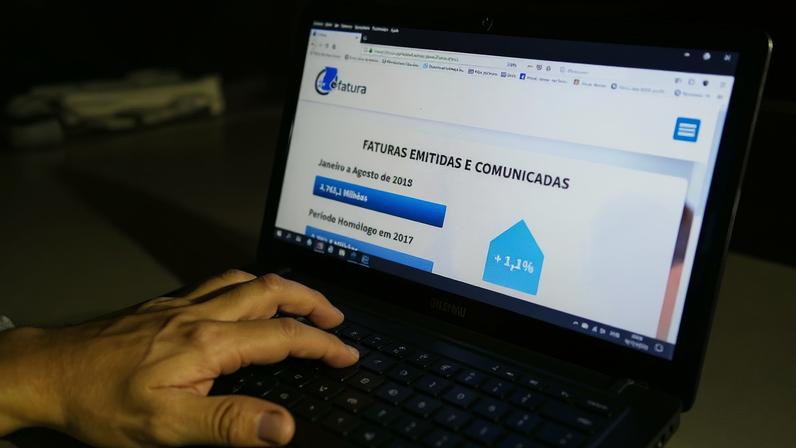 Sarmento admite descer IRS acima do previsto e não garante bónus a pensionistas