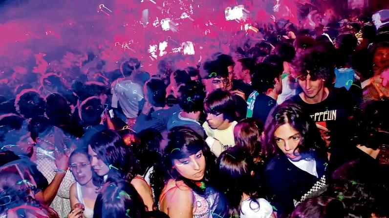 O cadáver, que não tinha sinais de violência aparente, foi transportado para o Gabinete Médico-Legal