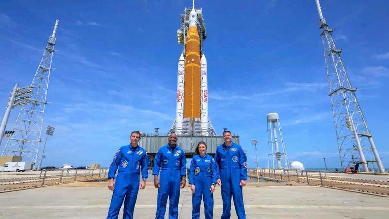 Os quatro tripulantes vão jantar com as famílias antes do voo