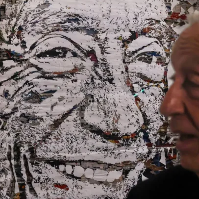 Vhils retrata Marcelo com camadas de jornais dos últimos dez anos