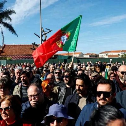 Iranianos celebram morte de Ali Khamenei junto à embaixada de Lisboa