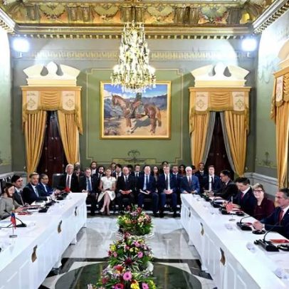 Imprensa independente volta ao palácio presidencial em Caracas após década