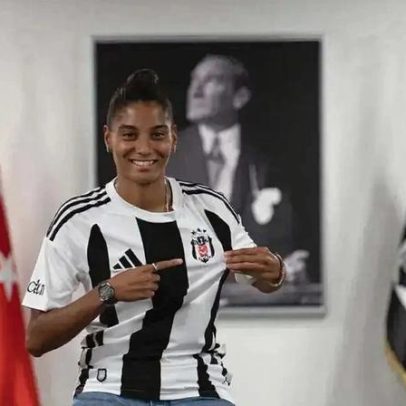 Seleção feminina do Irão canta hino na estreia da Taça Asiática