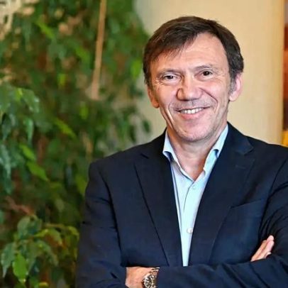 Pedro Neto é acusado de conduta imprópria após expulsão na Liga inglesa