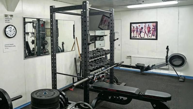 Homem diz que não consegue rodar o braço direito, nem tem força para levantar pesos, após exercício de supino