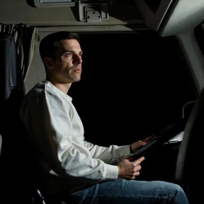 André e Miguel obtêm carta de pesados, contrariando falta de jovens motoristas