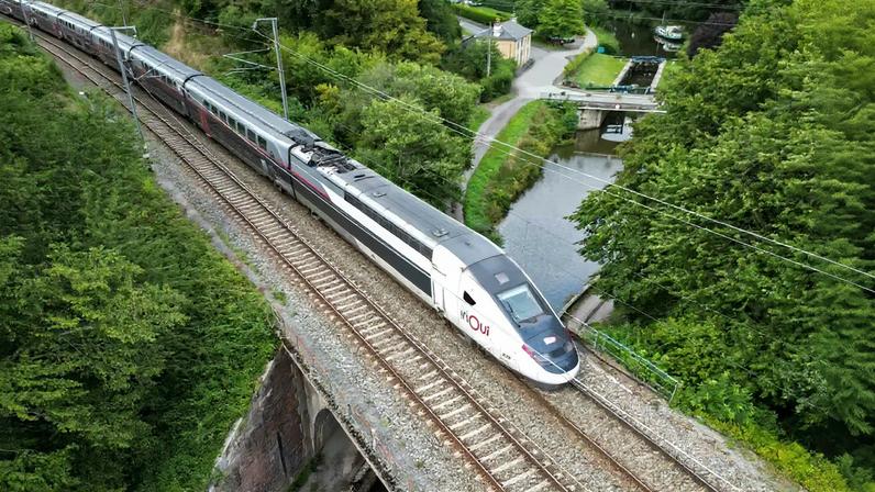 BE questiona Comissão Europeia sobre prazo da ligação TGV Porto-Vigo