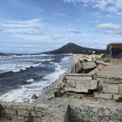 Mar destrói 50 metros de paredão em Moledo; autarca pede socorro