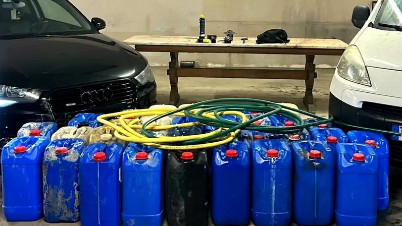 Material apreendido pela GNR a dupla apanhada a furtar gasóleo em Paredes