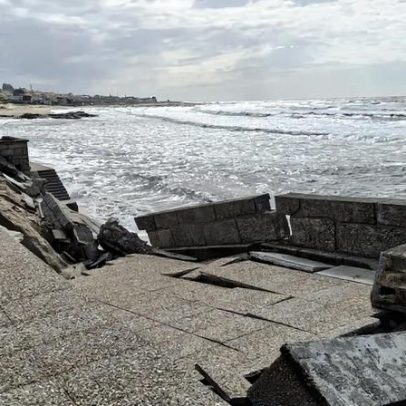 Obra de emergência no paredão de Moledo avança em duas a três semanas
