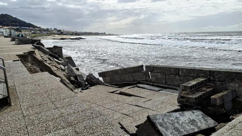 Cerca de 50 metros do paredão da praia de Moledo estão destruídos.