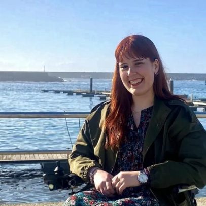 Matilde, campeã nacional de vela adaptada, ajusta direções com coragem