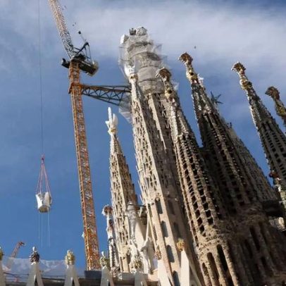 Igreja que toca no céu desperta curiosidade entre fiéis