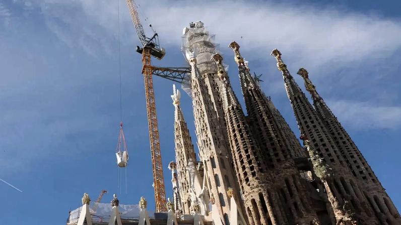 Igreja que toca no céu desperta curiosidade entre fiéis