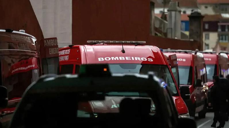 O incêndio, de origem ainda desconhecida, ocorreu nas instalações do empreendimento turístico Na Praia, em Troia