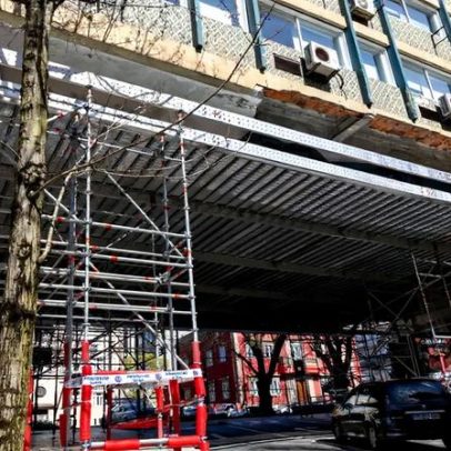 Estrutura metálica protege a Rua Sá da Bandeira de novas quedas