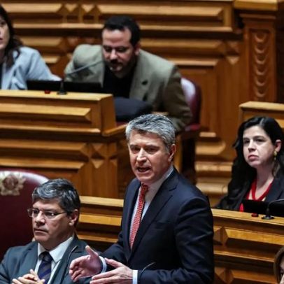 Líder do PS pede esclarecimentos sobre instruções para reduzir cirurgias no SNS