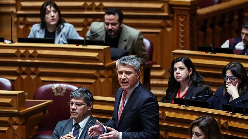 O secretário-geral do PS alertou que a medida poderá agravar a situação das listas de espera