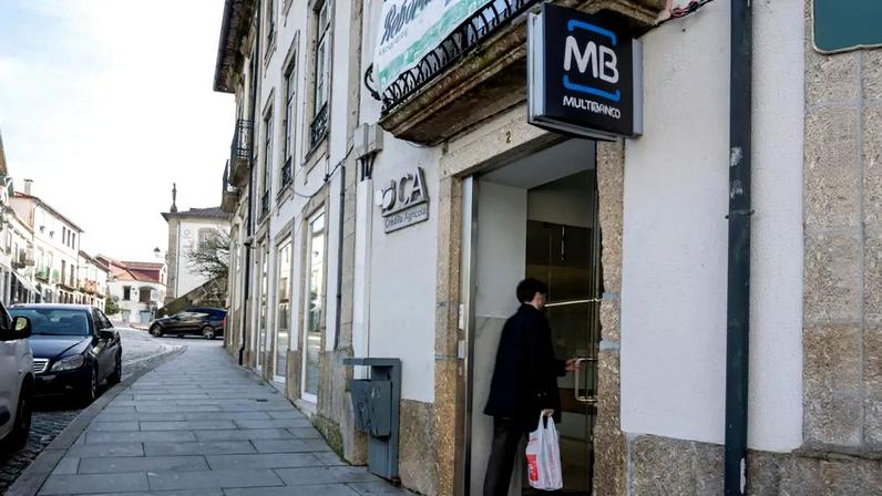 Balcão da Caixa Crédito Agrícola é um dos dois que Ponte da Barca tem