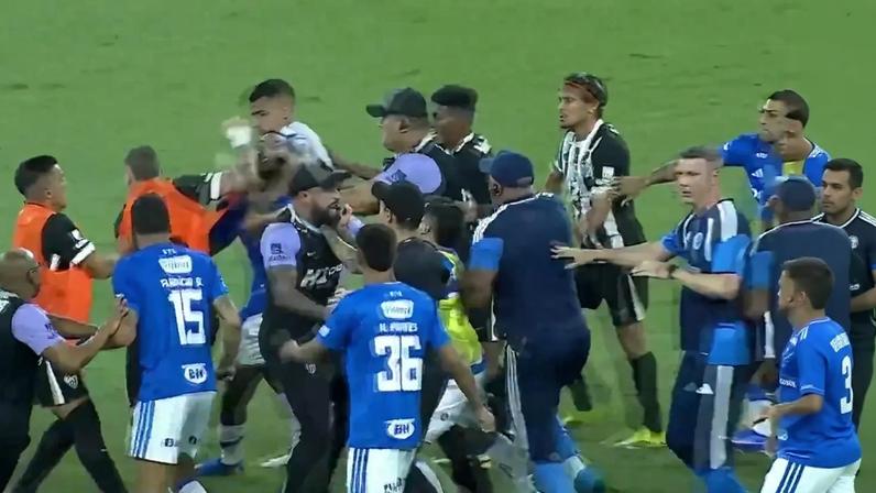 Fim do jogo ficou marcado por confrontos entre jogadores de ambas as equipas