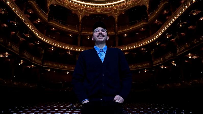 Victor Hugo Pontes no palco do Teatro Nacional São João que agora dirige