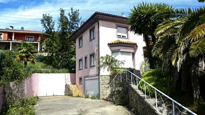 Autoridades encontraram as três crianças trancadas numa casa "rodeadas de lixo"