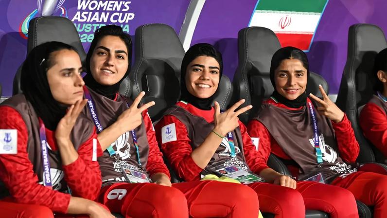 Capitã Zahra Ghanbari (segunda à esquerda), Mona Hamoudi (ao centro) e Atefeh Ramazanzadeh (à direita) reagem durante um jogo da Taça asiática frente às Filipinas a 8 de março.