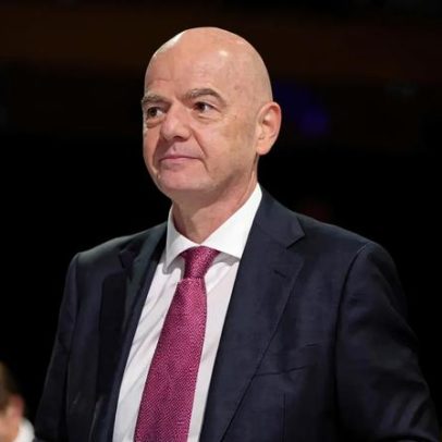 Infantino defende expulsão de jogador que tapa a boca e faz comentário racista