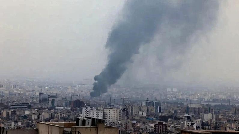 Fumo no centro de Teerão após bombardeamento