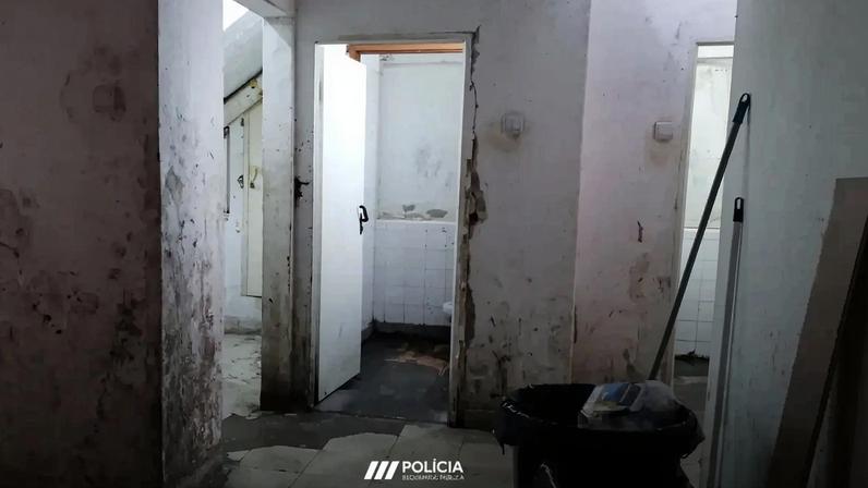 Uma mulher que fugiu dos subúrbios do Líbano dorme no passeio marítimo de Beirute, com os dois filhos