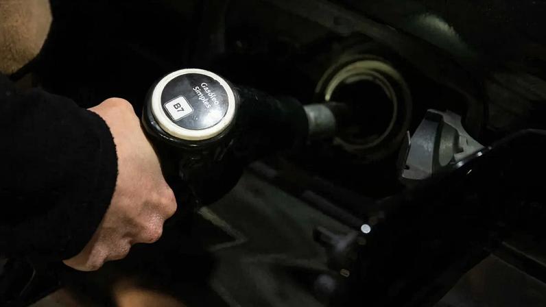 Em algumas estações de serviço, sobretudo nas autoestradas, os preços já ultrapassaram a barreira simbólica dos dois euros por litro no gasóleo