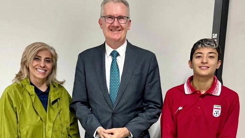 O ministro australiano com as duas iranianas que pediram asilo