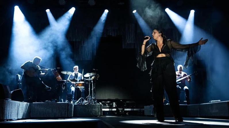 Sara Correia, Veigh, Vizinhos e Quim Barreiros no Sol da Caparica