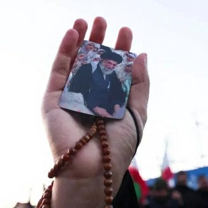 Milhares em Teerã lamentam a morte do líder supremo